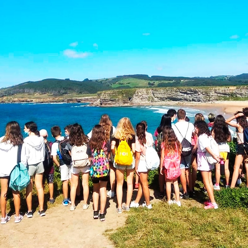 grupo de chavales en excursion por los acantilados
