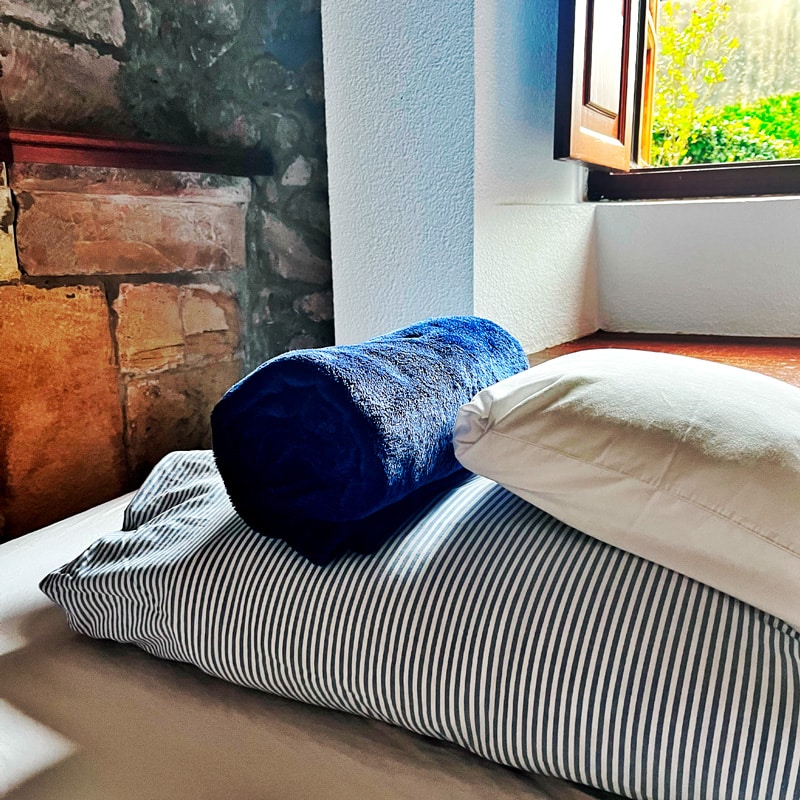 detalle ropa de cama de la curva surf house