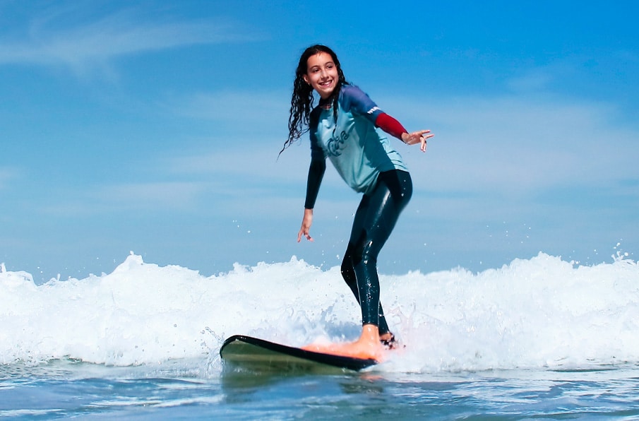 alumna sobre la tabla de surf