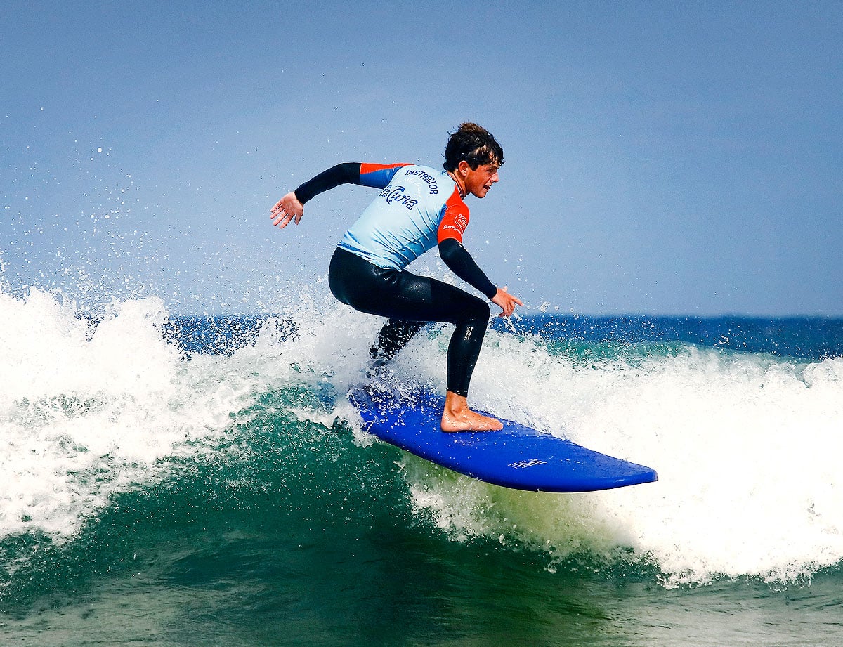 instructor surfeando una ola en loredo