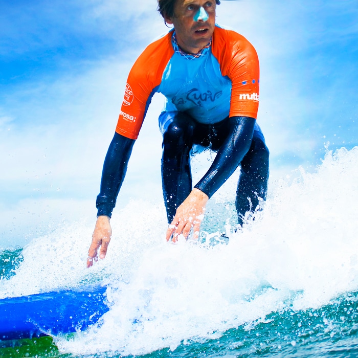 Instructor surfeando durante uno de los cursos de surf - La Curva