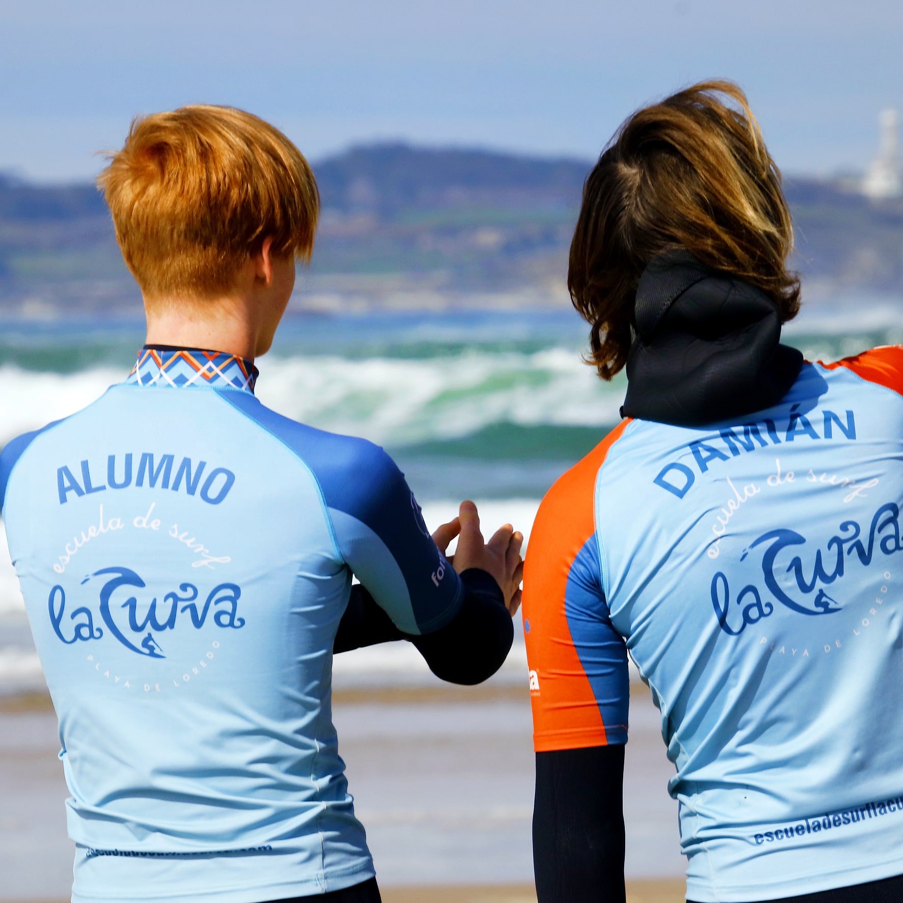 Alumno y profesor en una clase single como parte de nuestros cursos de surf - La Curva