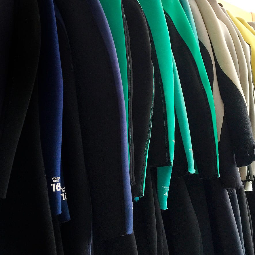 Alquiler de trajes de neopreno para nuestros cursos de surf - La Curva