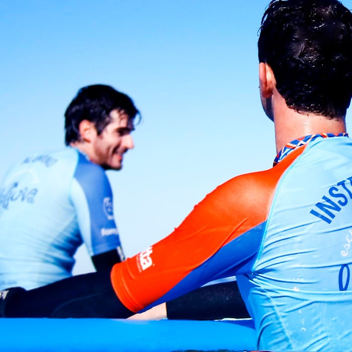 Instructor con alumno durante uno de nuestros cursos de surf - La Curva