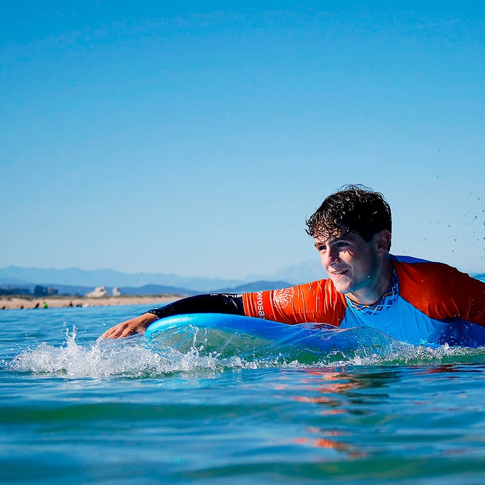 Instructor durante uno de los curso surf impartidos en Cantabria - La Curva