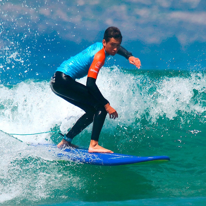 Instructor surfeando en su curso de surf - La Curva