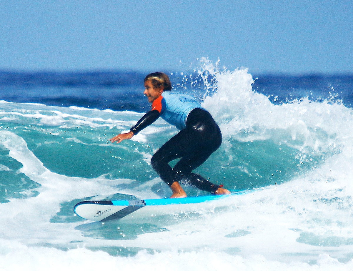 Monitor de La Curva en una clase de surf en Somo