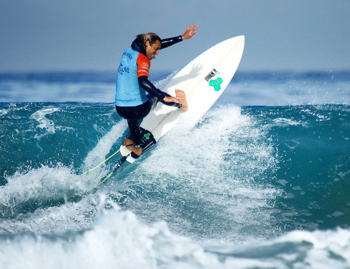 Monitor en playa de Somo dando clases de surf