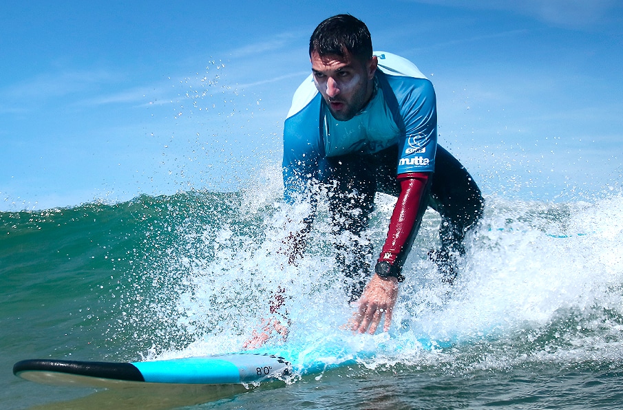 Alumno surfeando concentrado en un Surf Camp - La Curva