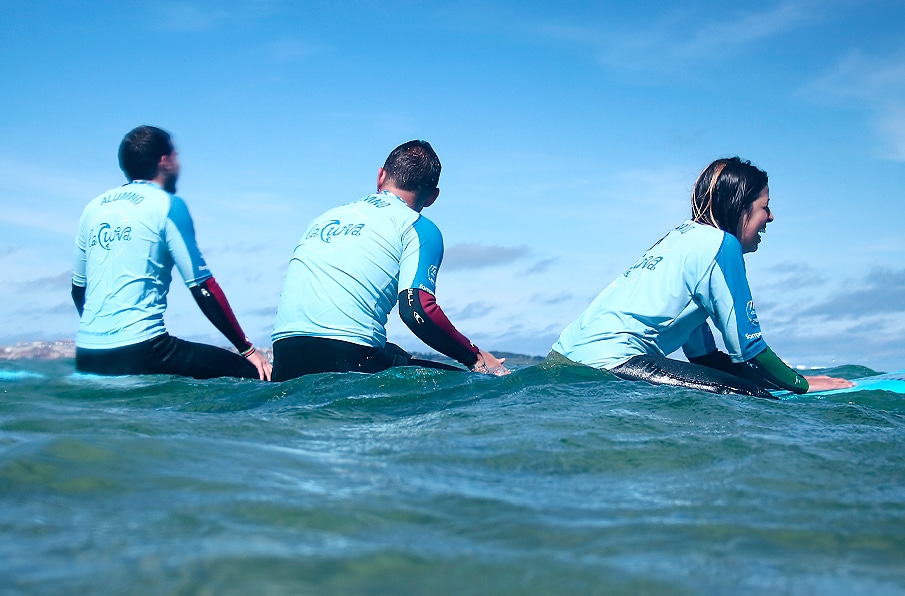Alumnos disfrutando en nuestro Surf Camp - La Curva